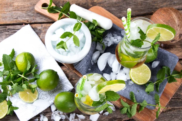 Mohito Kalk Dranken Houten Met Vervaging Beach Achtergrond Frisse Drankjes — Stockfoto