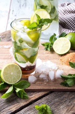 Mohito kireç içecekler üzerinde ahşap bulanıklık plaj arka plan ile. Ahşap üzerine meyve taze içecekler. Yaz konsepti