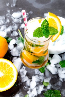 Mohito kireç siyah arka planda içecekler. Meyveli taze içecekler. Yaz konsepti