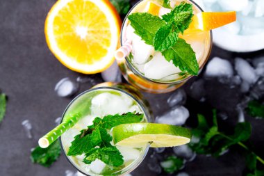 Mohito kireç siyah arka planda içecekler. Meyveli taze içecekler. Yaz konsepti