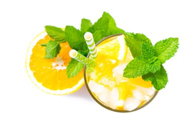 Beyaz arka planda izole portakal soda içecek Cam