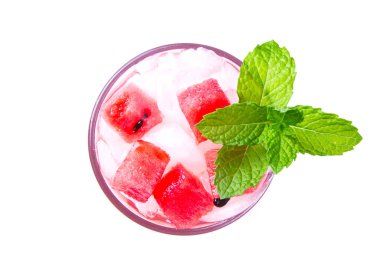 Beyaz arka planda izole edilmiş bir bardak kavun soda içeceği