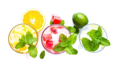 Portakal bardak, beyaz arka plan üzerinde izole su kavun soda içecekler