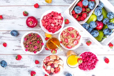 Kahvaltısağlıklı tahıllar, portakal ve elma suyu, meyve ile servis edilir. Dengeli beslenme