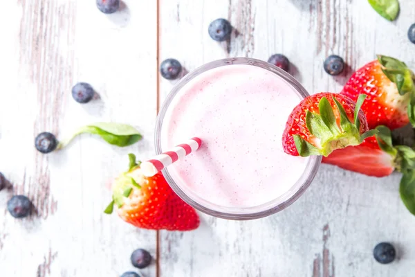 新鲜牛奶 木桌上的草莓 各种蛋白质鸡尾酒和新鲜水果 自然背景 — 图库照片