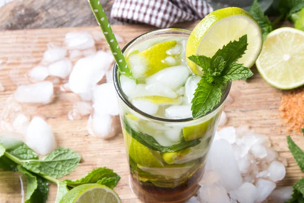 Mohito Lime Drinks Wooden Blur Beach Background Fresh Drinks Fruits — Stock Photo, Image