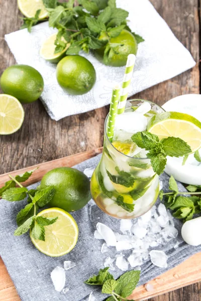 Mohito Kalk Dranken Houten Met Vervaging Beach Achtergrond Frisse Drankjes — Stockfoto