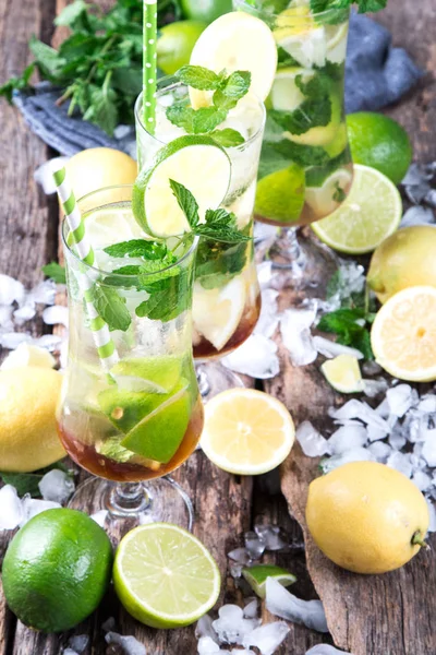 Bebidas Lima Mohito Madera Con Fondo Playa Borrosa Bebidas Frescas — Foto de Stock