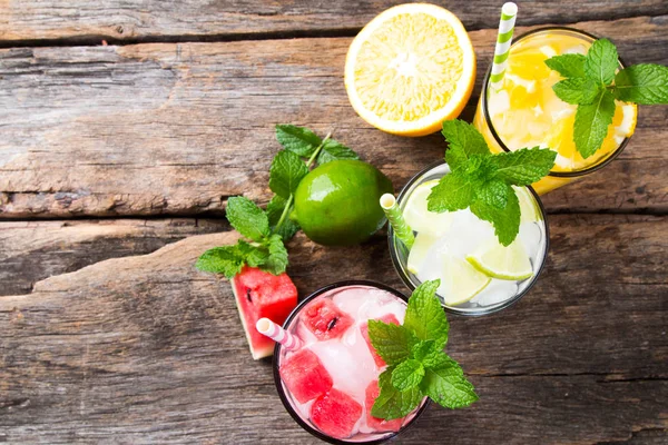 Vasos Cal Naranja Refrescos Sandía Sobre Fondo Madera — Foto de Stock