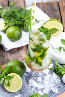 Mohito kireç içecekler üzerinde ahşap bulanıklık plaj arka plan ile. Ahşap üzerine meyve taze içecekler. Yaz konsepti