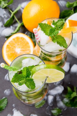 Mohito kireç siyah arka planda içecekler. Meyveli taze içecekler. Yaz konsepti