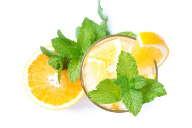 Beyaz arka planda izole portakal soda içecek Cam