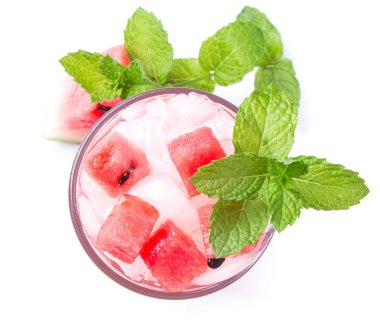 Beyaz arka planda izole edilmiş bir bardak kavun soda içeceği