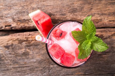 Ahşap masada bir bardak karpuz soda içeceği. 