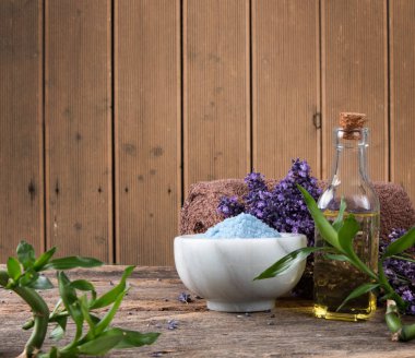 spa masaj ayarı, lavanta ürün, ahşap arka plan üzerinde yağ, Vlaentine gün arka plan