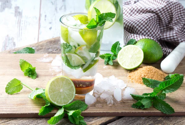 Mohito Kalk Dranken Houten Met Vervaging Beach Achtergrond Frisse Drankjes — Stockfoto