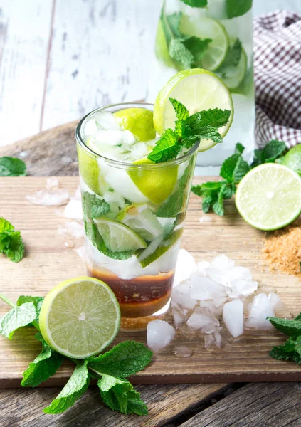 Mohito Kalk Dranken Houten Met Vervaging Beach Achtergrond Frisse Drankjes — Stockfoto