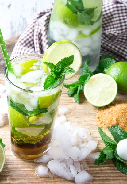 Mohito Kalk Dranken Houten Met Vervaging Beach Achtergrond Frisse Drankjes — Stockfoto