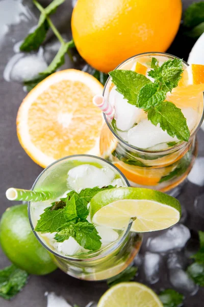 Boissons Citron Vert Mohito Sur Fond Noir Boissons Fraîches Aux — Photo