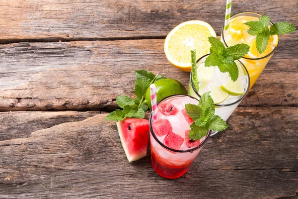 Glazen Limoen Sinaasappel Watermeloen Soda Drinks Houten Achtergrond — Stockfoto