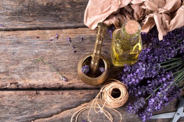 spa masaj ayarı, lavanta ürün, ahşap arka plan üzerinde yağ, Vlaentine gün arka plan