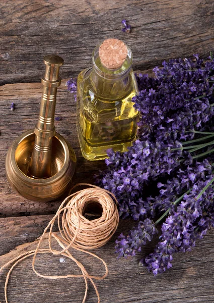 Spa Massaggio Impostazione Lavanda Prodotto Olio Sfondo Legno Vlaentine Giorno — Foto Stock