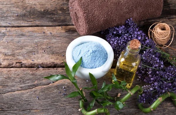 Spa Massaggio Impostazione Lavanda Prodotto Olio Sfondo Legno Vlaentine Giorno — Foto Stock