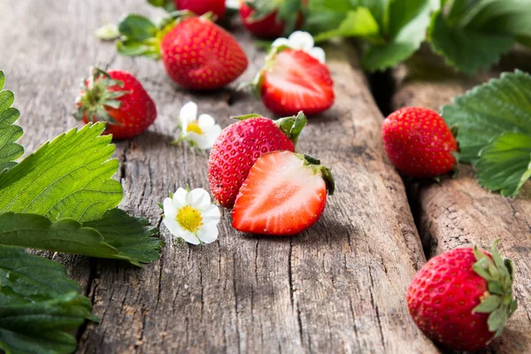 Frische Erdbeeren Auf Holztisch — Stockfoto