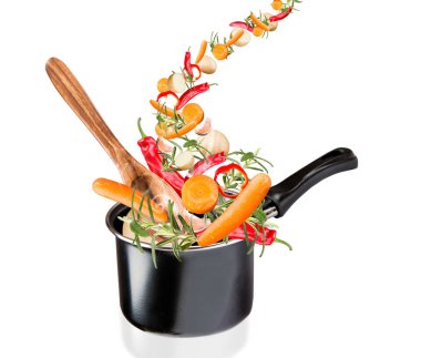 Uçan sebze ile Kızartma tavası, beyaz backfground görüntü izole