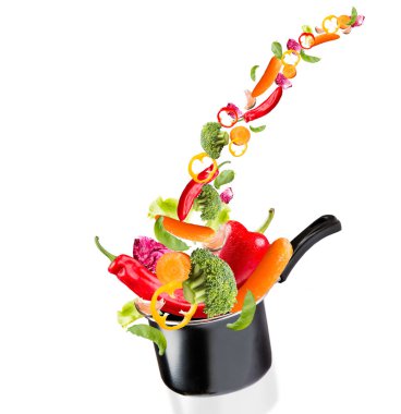 Uçan sebze ile Kızartma tavası, beyaz backfground görüntü izole