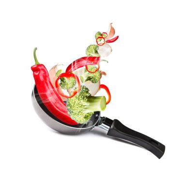 Uçan sebze ile Kızartma tavası, beyaz backfground görüntü izole