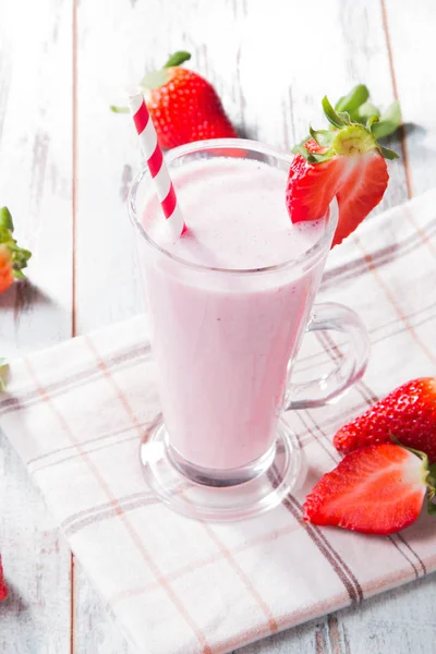 Färsk Mjölk Jordgubb Träbord Blandade Protein Cocktails Med Färsk Frukt — Stockfoto
