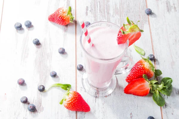 新鲜牛奶 木桌上的草莓 各种蛋白质鸡尾酒和新鲜水果 自然背景 — 图库照片
