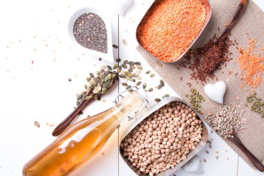 Sıfır atık banyo aksesuarları, doğal fırça, yağ, deniz tuzu, saç, diş fırçası, ahşap arka plan havlu. 