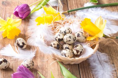Paskalya yumurtaları ve çiçek ahşap masa üzerinde. Bahar kavram tahta üzerinde