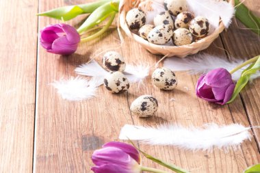 Paskalya yumurtaları ve çiçek ahşap masa üzerinde. Bahar kavram tahta üzerinde