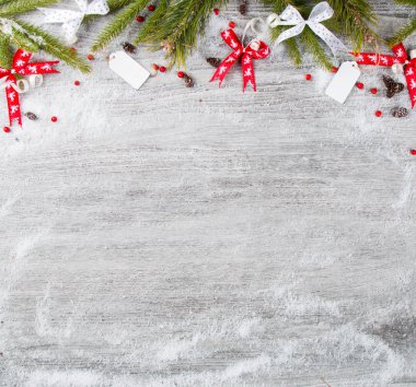 Dekorasyon topu ile Noel arka plan , ahşap tahta üzerinde Kırmızı kutlama topları