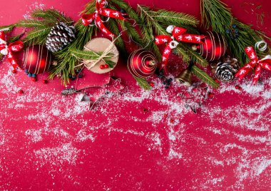 Noel kompozisyon, Noel dekorasyon, ribbot, çam koni, kırmızı masada çam, Düz yatıyordu, kopya alanı, metin için boş alan