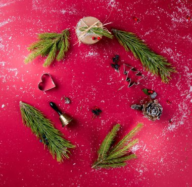 Noel kompozisyon, Noel dekorasyon, ribbot, çam koni, kırmızı masada çam, Düz yatıyordu, kopya alanı, metin için boş alan