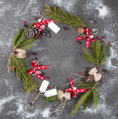 Noel kompozisyon, Noel dekorasyon, ribbot, çam kozalağı, ahşap masa üzerinde çam, Düz yatıyordu, kopya alanı, metin için boş alan