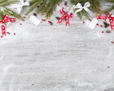 Dekorasyon topu ile Noel arka plan , ahşap tahta üzerinde Kırmızı kutlama topları