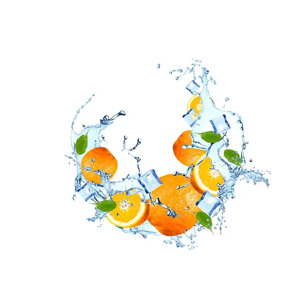 Salpicadura Agua Con Naranja Aislada Sobre Fondo Blanco — Foto de Stock