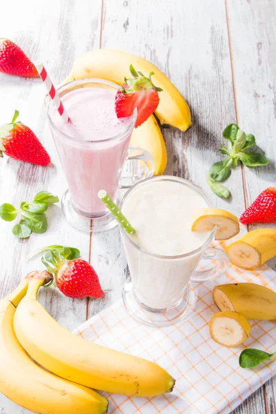 Färsk Mjölk Jordgubb Banan Träbord Blandade Protein Cocktails Med Färsk — Stockfoto