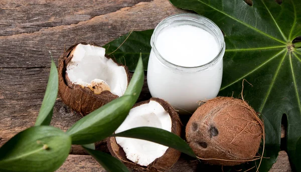 Aceite Coco Sobre Mesa Madera — Foto de Stock