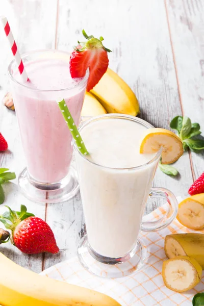 Leche Fresca Fresa Plátano Mesa Madera Cócteles Proteínas Surtidos Con —  Fotos de Stock