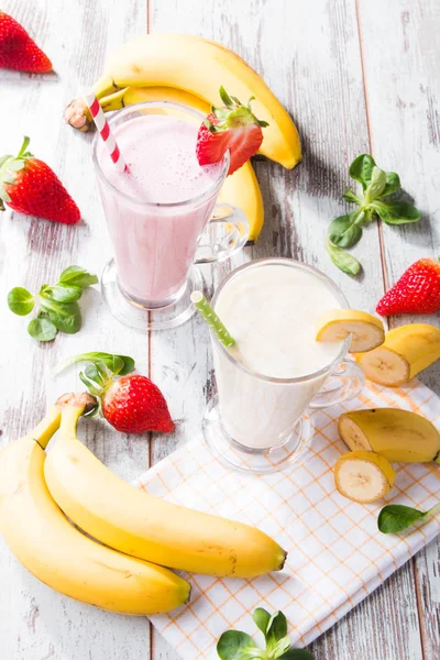 新鲜牛奶 香蕉在木桌上 各种蛋白质鸡尾酒与新鲜水果 自然背景 — 图库照片