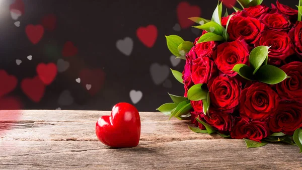 Červené Růže Srdce Pozadím Valentine Koncept Příroda Krásné Červené Růže — Stock fotografie