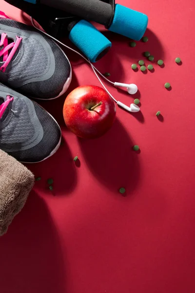 Ζευγάρι Αθλητικά Παπούτσια Μήλο Συνάντηση Και Πετσέτα Κόκκινο Φόντο Αντιγραφή — Φωτογραφία Αρχείου