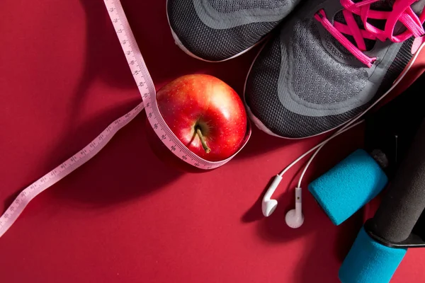 Par Sapatos Esportivos Maçã Meetr Toalha Fundo Vermelho Espaço Para — Fotografia de Stock