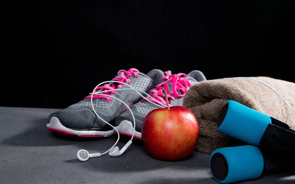 Пара Спортивного Взуття Яблуко Мідь Рушник Червоному Тлі Копіювати Простір — стокове фото